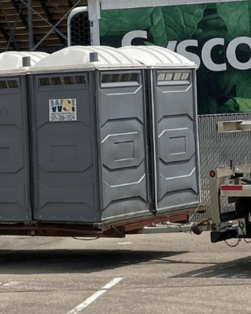 3.-Isuzu-with-trailer-of-toilets-at-racatrack